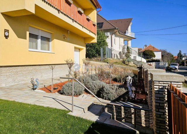 Eladó családi ház, Pécsett 199 M Ft, 5 szobás