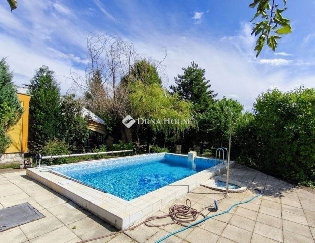 Eladó családi ház, Pécsett 120 M Ft, 6 szobás