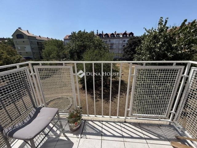 Eladó téglalakás, Pécsett 32 M Ft, 1 szobás