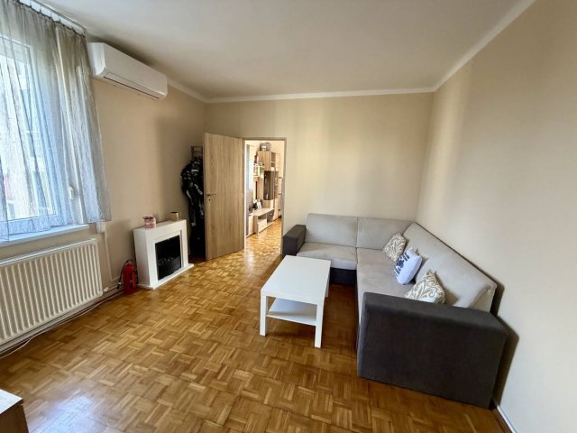 Eladó panellakás, Komáromban 48.4 M Ft, 3 szobás