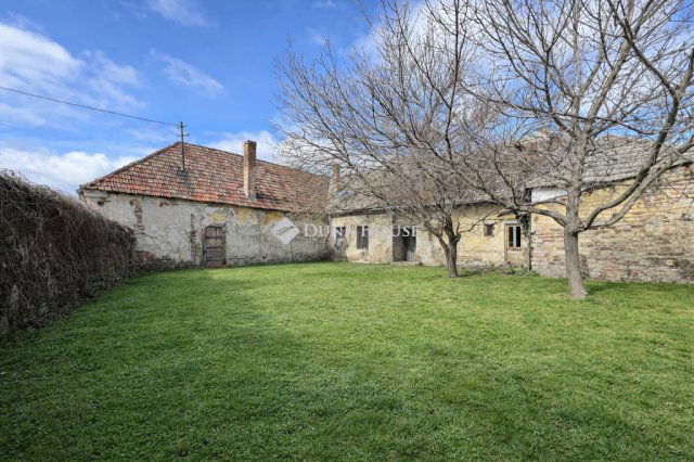 Eladó üzlethelyiség, Veszprémben, Céhház utcában 160 M Ft