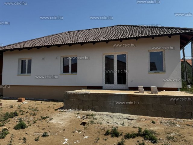 Eladó ikerház, Csörögön 93.5 M Ft, 2+2 szobás