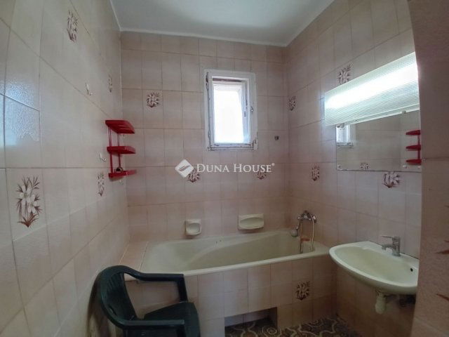 Eladó családi ház, Komáromban 89.99 M Ft, 6 szobás