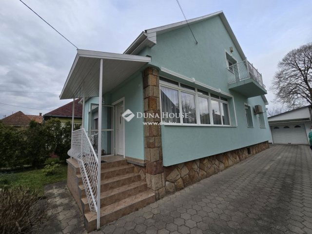 Eladó családi ház, Pécelen 89.9 M Ft, 3 szobás