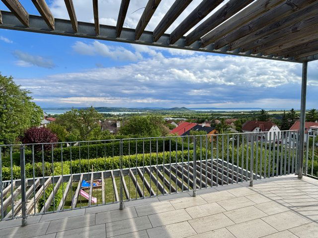 Eladó téglalakás, Balatonfüreden 169.6 M Ft, 3 szobás