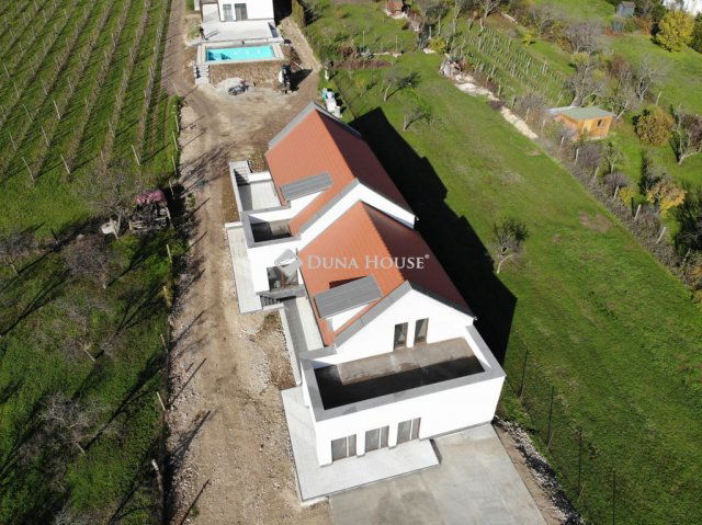 Eladó ikerház, Balatonfüreden 259 M Ft, 4 szobás