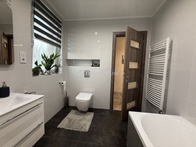 Eladó családi ház, Vecsésen 147 M Ft, 4 szobás