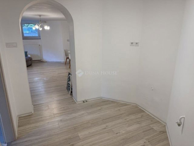 Eladó téglalakás, Pécsett 37.9 M Ft, 2 szobás