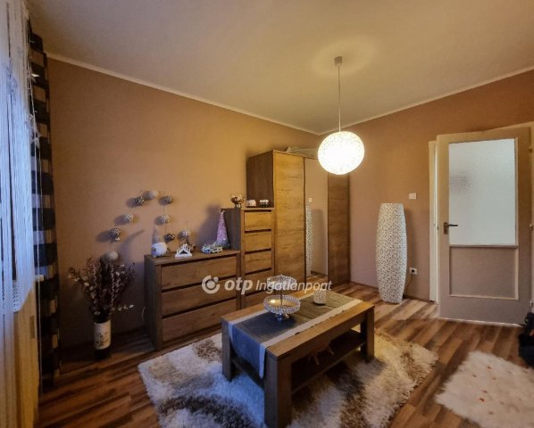 Eladó panellakás, Pápán 34.49 M Ft, 2 szobás