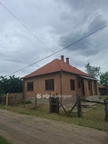 Eladó családi ház, Jászkisérén 9.5 M Ft, 2 szobás