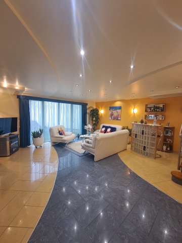 Eladó családi ház, Debrecenben 222 M Ft, 7 szobás