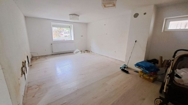 Eladó családi ház, Pécelen 42.5 M Ft, 2 szobás