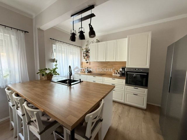 Eladó panellakás, Pécsett 119.99 M Ft, 4 szobás