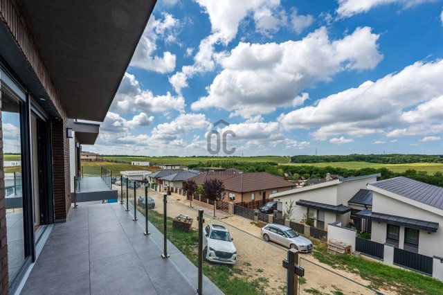 Eladó családi ház, Pécelen 350 M Ft, 9 szobás