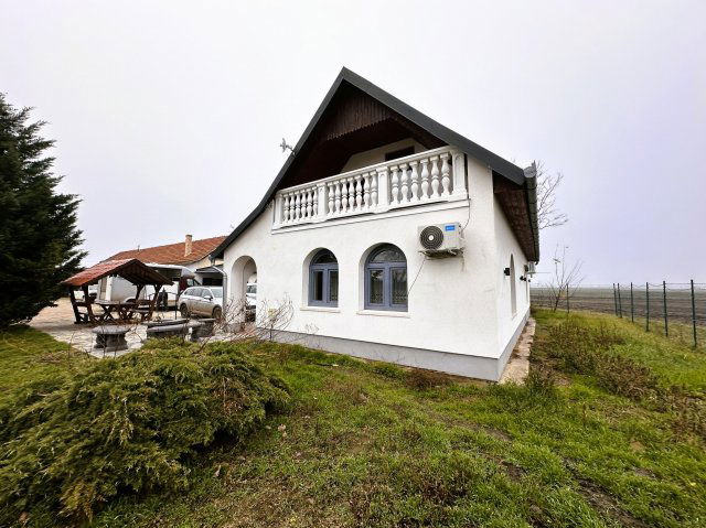 Eladó családi ház, Békésen 150 M Ft, 3 szobás