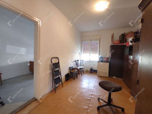 Eladó családi ház, Komáromban 23 M Ft, 2 szobás