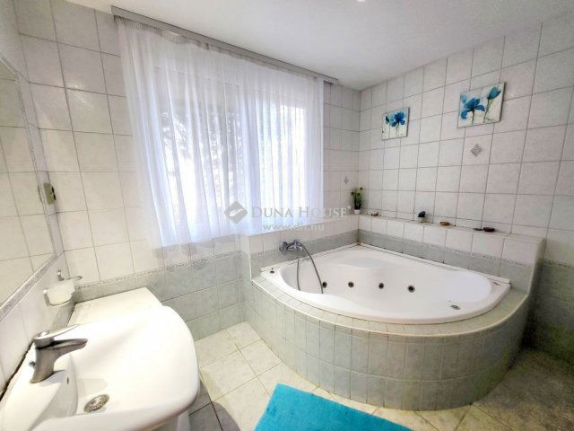 Eladó családi ház, Szentendrén 169.9 M Ft, 4 szobás