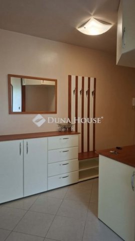 Kiadó panellakás, albérlet, Pécsett 180 E Ft / hó, 2 szobás
