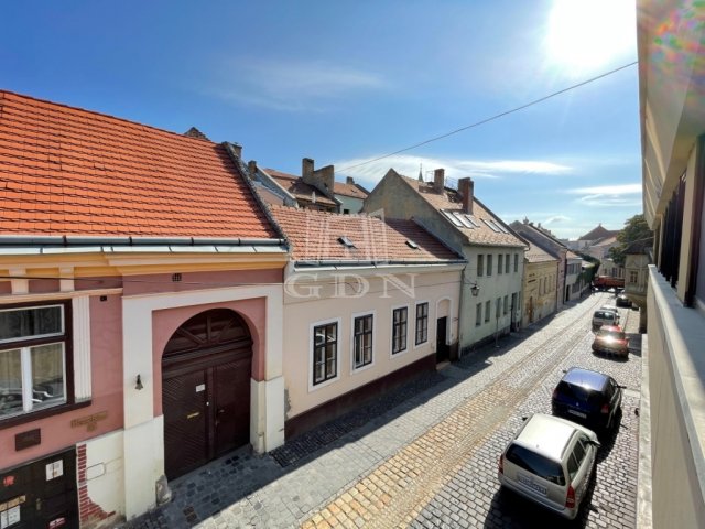 Kiadó iroda, Székesfehérvárott 250 E Ft / hó, 2+1 szobás