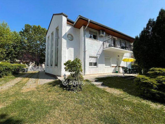 Eladó családi ház, Siófokon 389 M Ft, 10 szobás