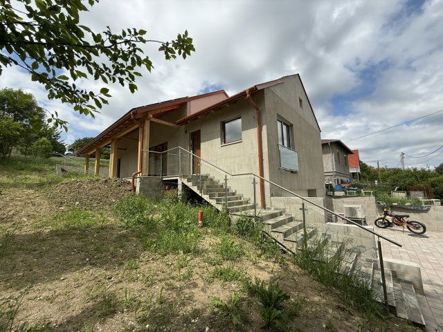 Eladó családi ház, Száron 125 M Ft, 4+1 szobás