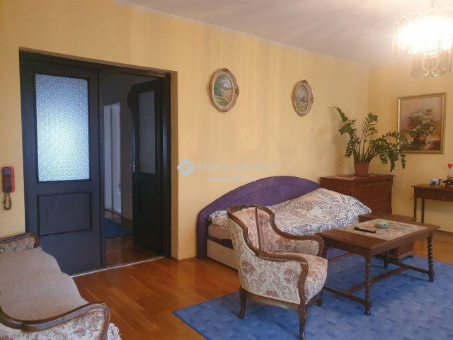 Eladó családi ház, Pécsett 165 M Ft, 8 szobás