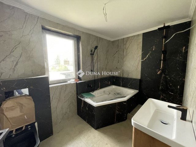 Eladó ikerház, Vecsésen 149.9 M Ft, 5 szobás