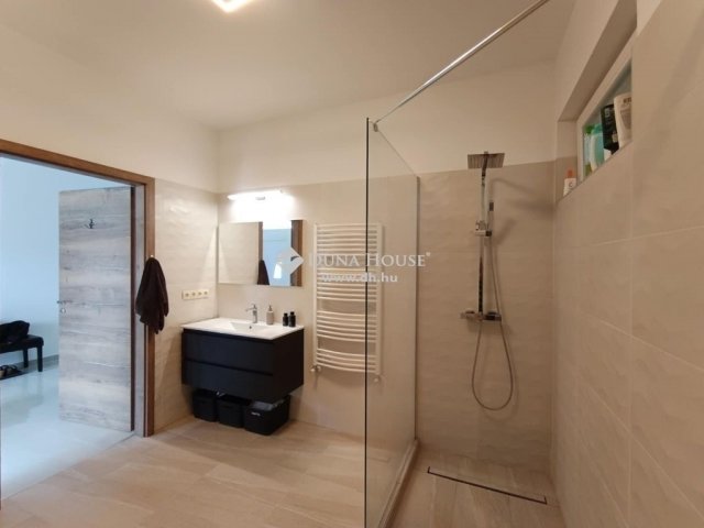 Eladó családi ház, Pomázon 199.5 M Ft, 6 szobás