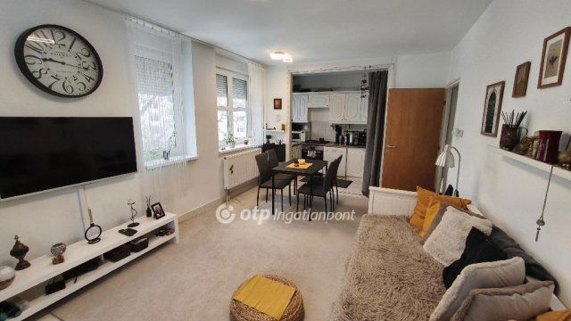 Eladó téglalakás, Székesfehérvárott 79.9 M Ft, 3 szobás