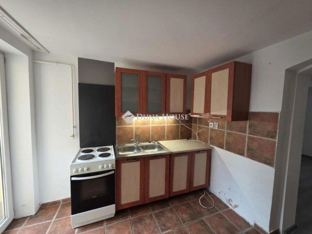 Eladó téglalakás, Pécsett 44.99 M Ft, 4 szobás