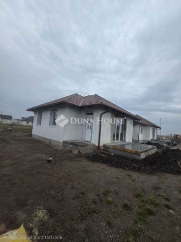 Eladó ikerház, Jászberényben 54.99 M Ft, 4 szobás