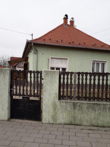 Eladó családi ház, Szigetszentmiklóson 40 M Ft, 2 szobás