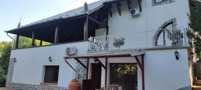 Eladó családi ház, Szarvaskőben 230 M Ft, 5 szobás