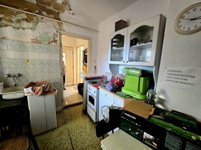 Eladó családi ház, Pécsett 12 M Ft, 1 szobás