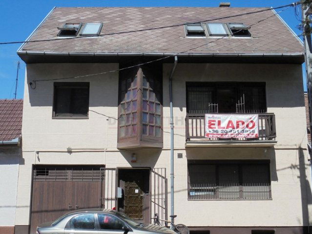 Eladó családi ház, Debrecenben 150 M Ft, 7 szobás