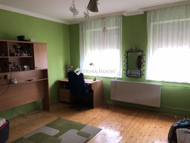 Eladó családi ház, Majson 20.9 M Ft, 3 szobás