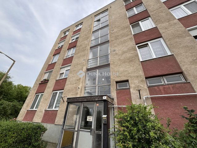 Eladó panellakás, Lábatlanon, Petőfi Sándor utcában 27.5 M Ft