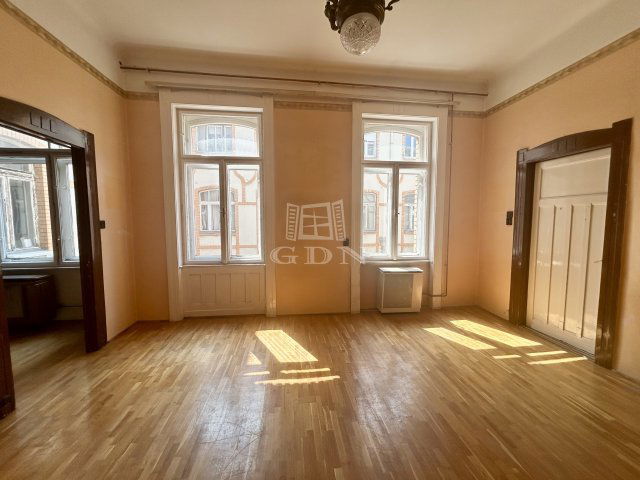 Eladó téglalakás, Budapesten, VI. kerületben, Bajza utcában