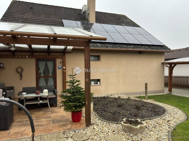 Eladó családi ház, Felcsúton 170 M Ft, 4 szobás