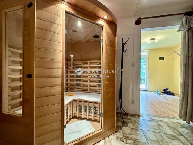 Eladó családi ház, Abaligeten 139 M Ft, 9 szobás