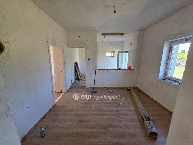 Eladó családi ház, Jászkisérén 8.5 M Ft, 2 szobás