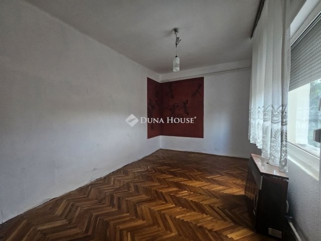Eladó családi ház, Pécsett 85 M Ft, 7 szobás