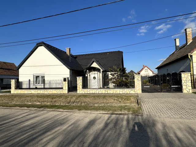 Eladó családi ház, Adonyban 84.9 M Ft, 3 szobás