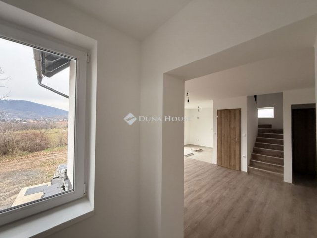 Eladó családi ház, Hosszúhetényen 89.9 M Ft, 5 szobás