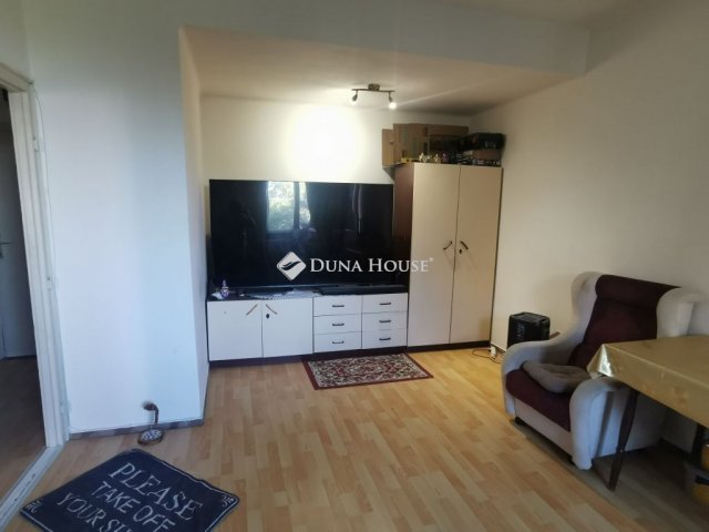 Eladó panellakás, Tatabányán, Esztergomi utcában 30.8 M Ft