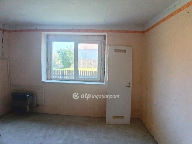 Eladó családi ház, Tiszapüspökin 9.9 M Ft, 2 szobás