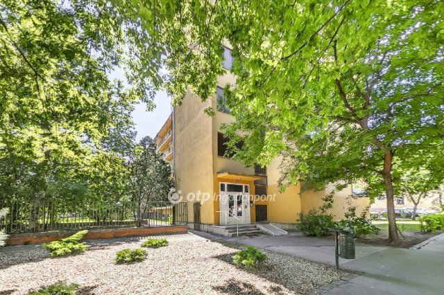 Eladó téglalakás, Cegléden 36.9 M Ft, 2 szobás