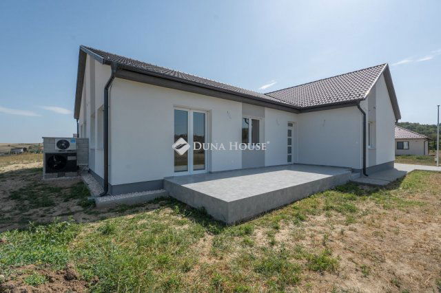Eladó ikerház, Tarjánon, Nefelejcs utcában 97.6 M Ft, 4 szobás
