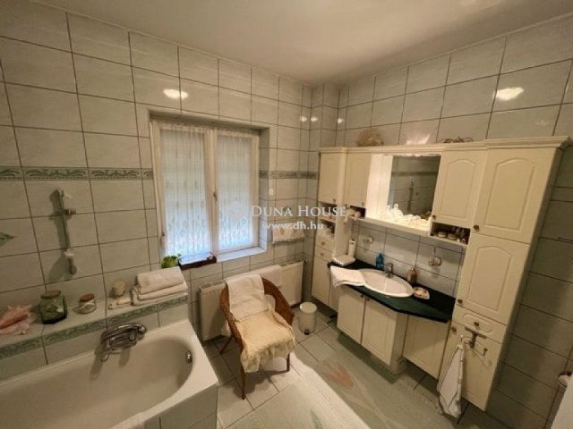 Eladó családi ház, Balatonalmádiban 229.9 M Ft, 6 szobás