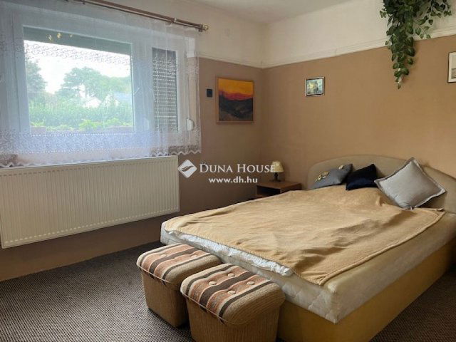 Eladó családi ház, Balatonfenyvesen 224 M Ft, 9 szobás